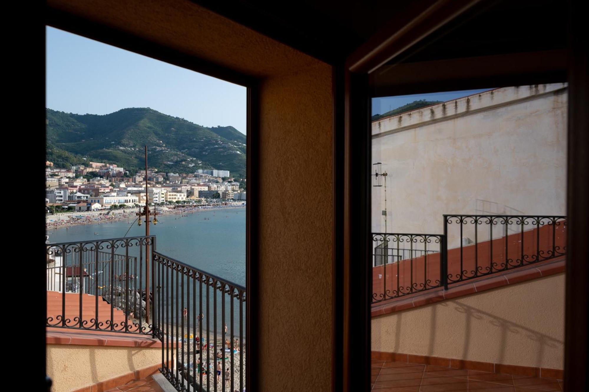Casa Vacanze Tramonto Alla Marina Cefalù Eksteriør billede